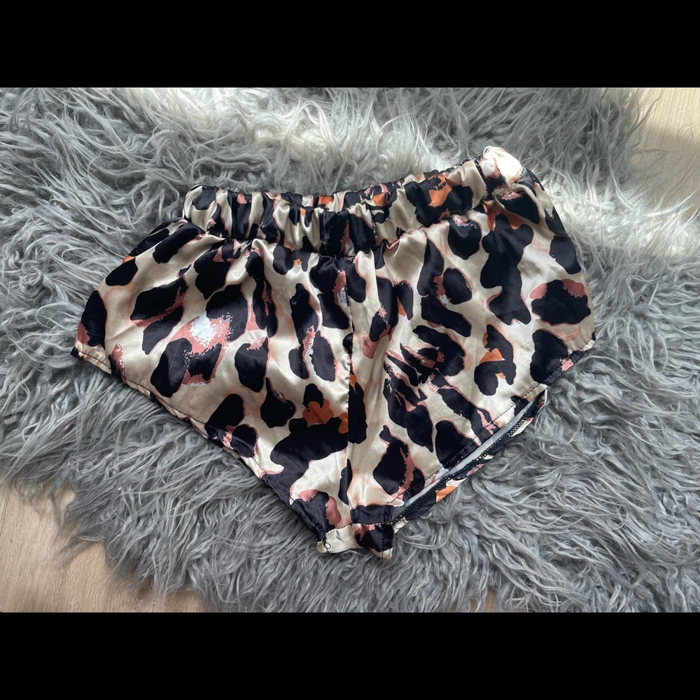 Small Cheetah print satin sleep shorty